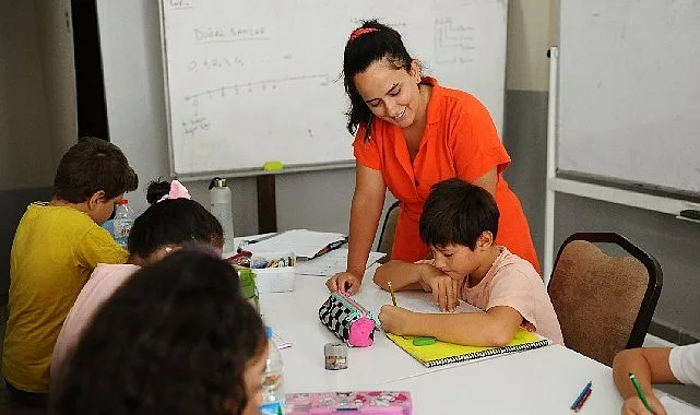 Sosyal belediyecilik anlayışıyla eğitime destek çalışmalarını sürdüren Karşıyaka Belediyesi, Vecdi Altay