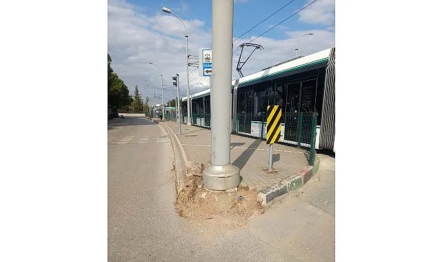 Kocaeli Büyükşehir Belediyesi, kent genelinde yürüttüğü yol ve kaldırım düzenleme