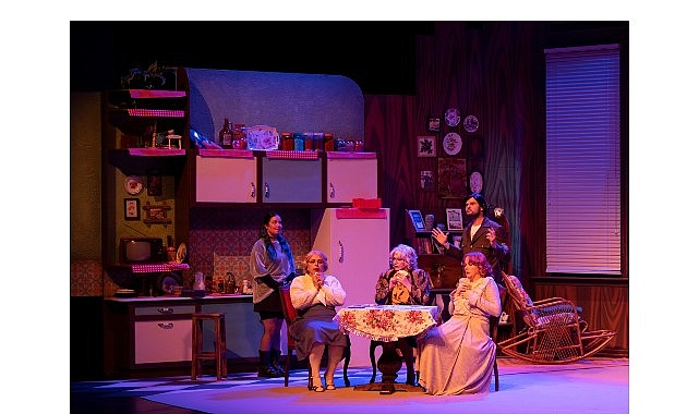 Kocaeli Şehir Tiyatroları, “Üç Jokerli Konken” adlı oyunuyla bu yıl