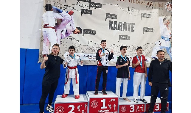 Aliağa Belediyesi Spor Okulları’nda eğitim gören karate öğrencileri Denizli’de düzenlenen