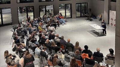 Nilüfer Belediyesi’nin Pancar Deposu’nda gerçekleştirdiği Nilüfer Felsefe Buluşmaları’nın bu ayki