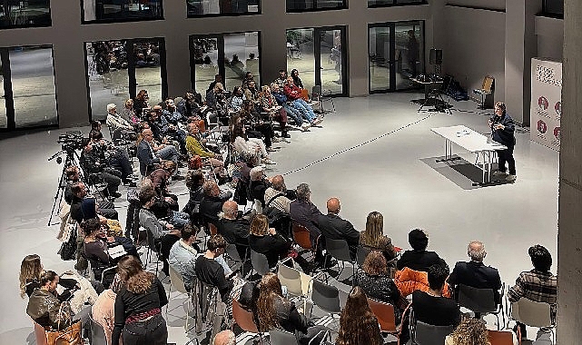 Nilüfer Belediyesi’nin Pancar Deposu’nda gerçekleştirdiği Nilüfer Felsefe Buluşmaları’nın bu ayki