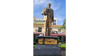 Kemer Cumhuriyet Meydanı’nda yer alan Atatürk heykeli, 10 Kasım öncesi