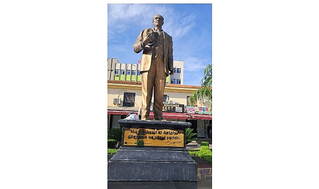 Kemer Cumhuriyet Meydanı’nda yer alan Atatürk heykeli, 10 Kasım öncesi