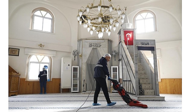 Aydın Büyükşehir Belediyesi, kent genelinde ibadethanelerde rutin temizlik çalışmalarını sürdürüyor.