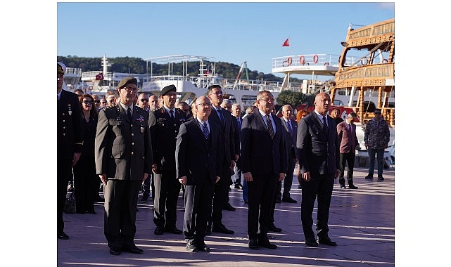 24 Kasım Öğretmen Günü nedeniyle Ayvalık Cumhuriyet Meydanı’nda bir araya