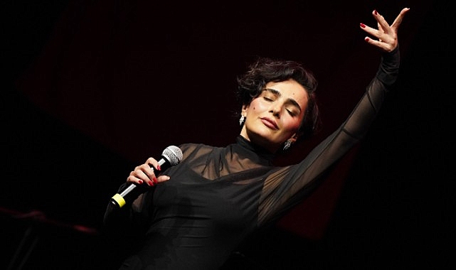 Gaziemir Belediyesi’nin düzenlediği Ata’yı Anma Konseri’nde, Atatürk’ün sevdiği şarkıları seslendiren