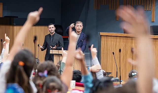 İzmir Büyükşehir Belediye Başkanı Dr. Cemil Tugay, İzmir Çocuk Meclisi’nin