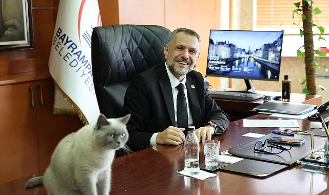 İstanbul Bayrampaşa Belediye Başkan Vekili İbrahim Akın, kedi sahiplenerek herkese