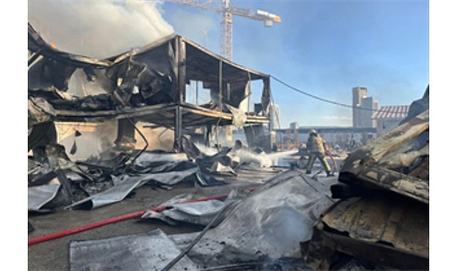 Bayraklı’da bir inşaat firmasına ait konteynerlerde çıkan yangın, İzmir Büyükşehir