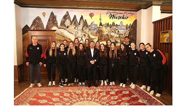 Galatasaray Sutopu Kadın takımı Nevşehir Belediye Başkanı Rasim Arı’yı makamında