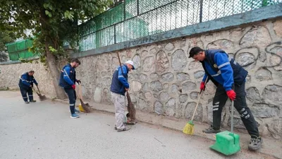 Buca Belediyesi, ilçenin dört bir yanında kapsamlı temizlik çalışmalarını sürdürüyor.