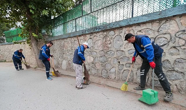 Buca Belediyesi, ilçenin dört bir yanında kapsamlı temizlik çalışmalarını sürdürüyor.