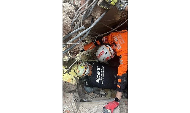 Buca’da enkaz altında kalan yavru köpeğin imdadına  BUCAKUT yetişti. Yaralı