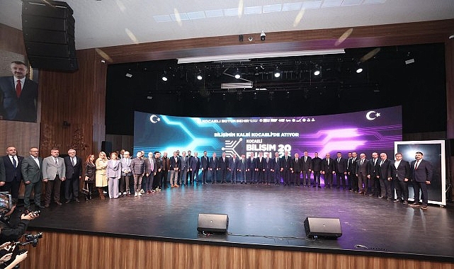 Geleceğin Kodlandığı Şehir Kocaeli’de Bilişim Fuarı kapılarını açtı. Fuarın açılışında