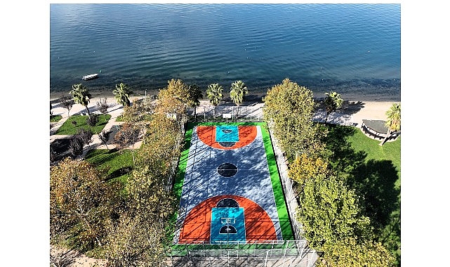 Kocaeli Büyükşehir Belediyesi, kent genelinde spor alanlarını yenileme çalışmalarını aralıksız