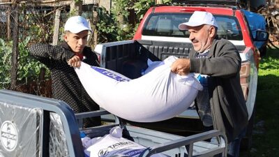 Kocaeli Büyükşehir Belediyesi, yangında tarlaları ve ambarları hasar gören üreticilere