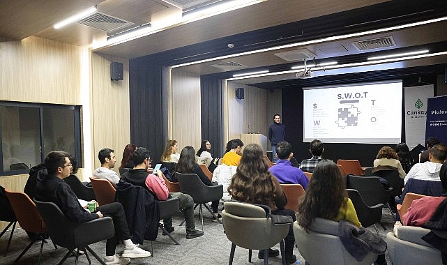 Başkentli gençler, yeni adresleri Çankaya Gençlik Merkezi'nde dolu dolu bir