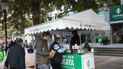 Ankara’nın sabah ayazında vatandaşların içini ısıtan Çankaya Belediyesi, Başkentlileri güne