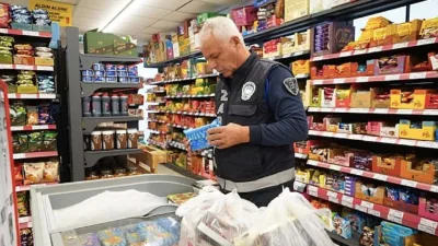 Ekipler tarafından marketlerde yapılan denetimlerde, özellikle son tüketim tarihi geçmiş ürünler, raf