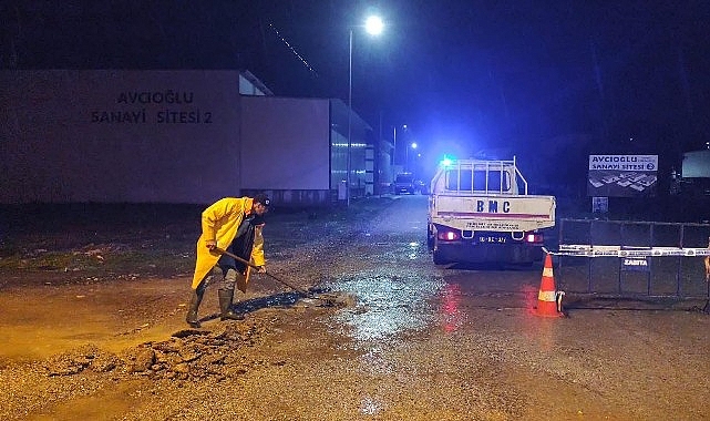 Edremit Belediyesi ekipleri sağanak yağışlara karşı 7/24 sahada çalışma yürütüyor.