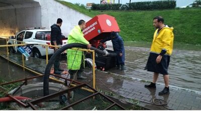 Edremit Belediyesi şiddetli yağışlara önlem olarak menfezleri temizliyor. Meteorolojiye göre