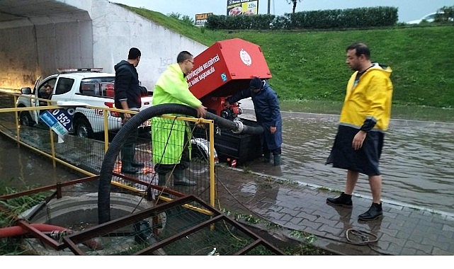 Edremit Belediyesi şiddetli yağışlara önlem olarak menfezleri temizliyor. Meteorolojiye göre
