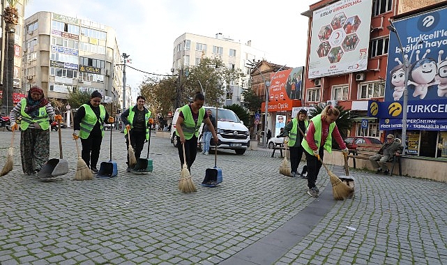 Edremit Belediyesi Temizlik İşleri Müdürlüğü, kent genelinde kapsamlı temizlik çalışmalarına