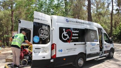 Antalya Büyükşehir Belediyesi’nin kentte yaşayan engelli bireylerin kamu kurumlarındaki işlerini