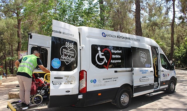 Antalya Büyükşehir Belediyesi’nin kentte yaşayan engelli bireylerin kamu kurumlarındaki işlerini