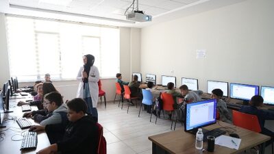 Konya Büyükşehir Belediyesi Meslek Edindirme Kursları bünyesinde hizmet veren Genç