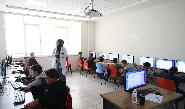 Konya Büyükşehir Belediyesi Meslek Edindirme Kursları bünyesinde hizmet veren Genç