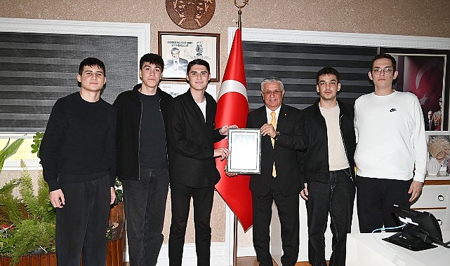 Kemer Belediyesi Gençlik Meclisi Başkanı Mehmet Yalın Erdal ve yönetim