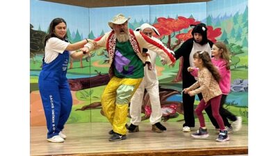 Gölcük Belediyesi’nin; 2025-2026 eğitim-öğretim yılının ilk ara tatilinde öğrencilere yönelik düzenlediği tiyatro