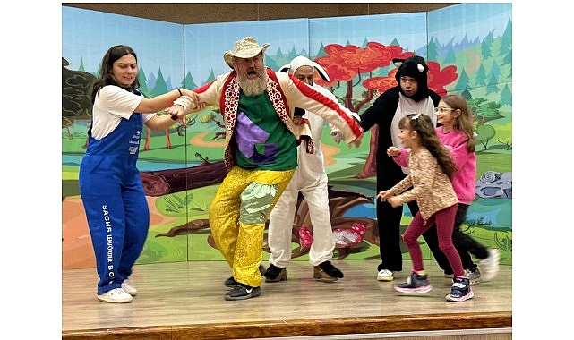 Gölcük Belediyesi’nin; 2025-2026 eğitim-öğretim yılının ilk ara tatilinde öğrencilere yönelik düzenlediği tiyatro