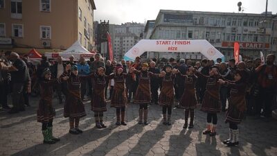 Karadeniz’in büyüleyici doğasında, tulum sesleri ve horon gösterileri eşliğinde Türkiye