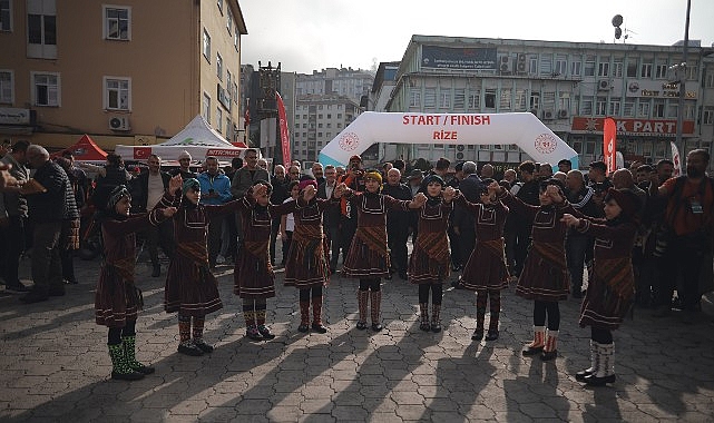 Karadeniz’in büyüleyici doğasında, tulum sesleri ve horon gösterileri eşliğinde Türkiye