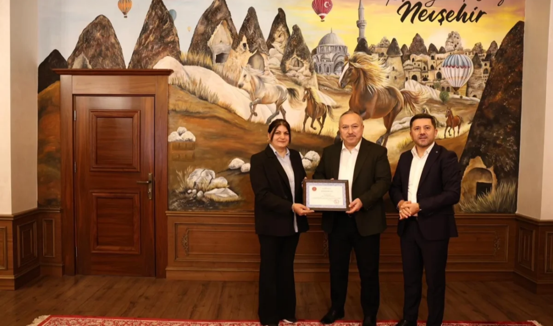 Nevşehir Belediye Başkanı Arı’yı ziyaret ederek çalışmalarından dolayı kutlayan Vali