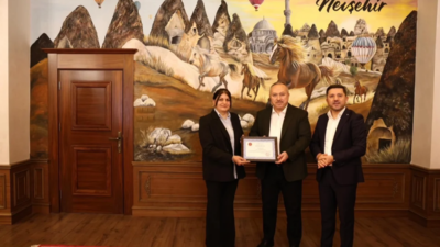 Nevşehir Belediye Başkanı Arı’yı ziyaret ederek çalışmalarından dolayı kutlayan Vali