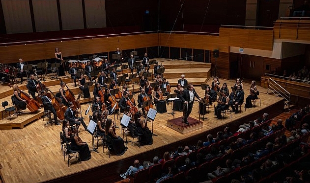 İzmir Büyükşehir Belediyesi’nin destekleriyle sanatsal yolculuğunu ulusal ve uluslararası arenada