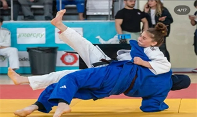 İzmir Büyükşehir Belediyesi Spor Kulübü Judo Takımı, genç sporcularıyla elde