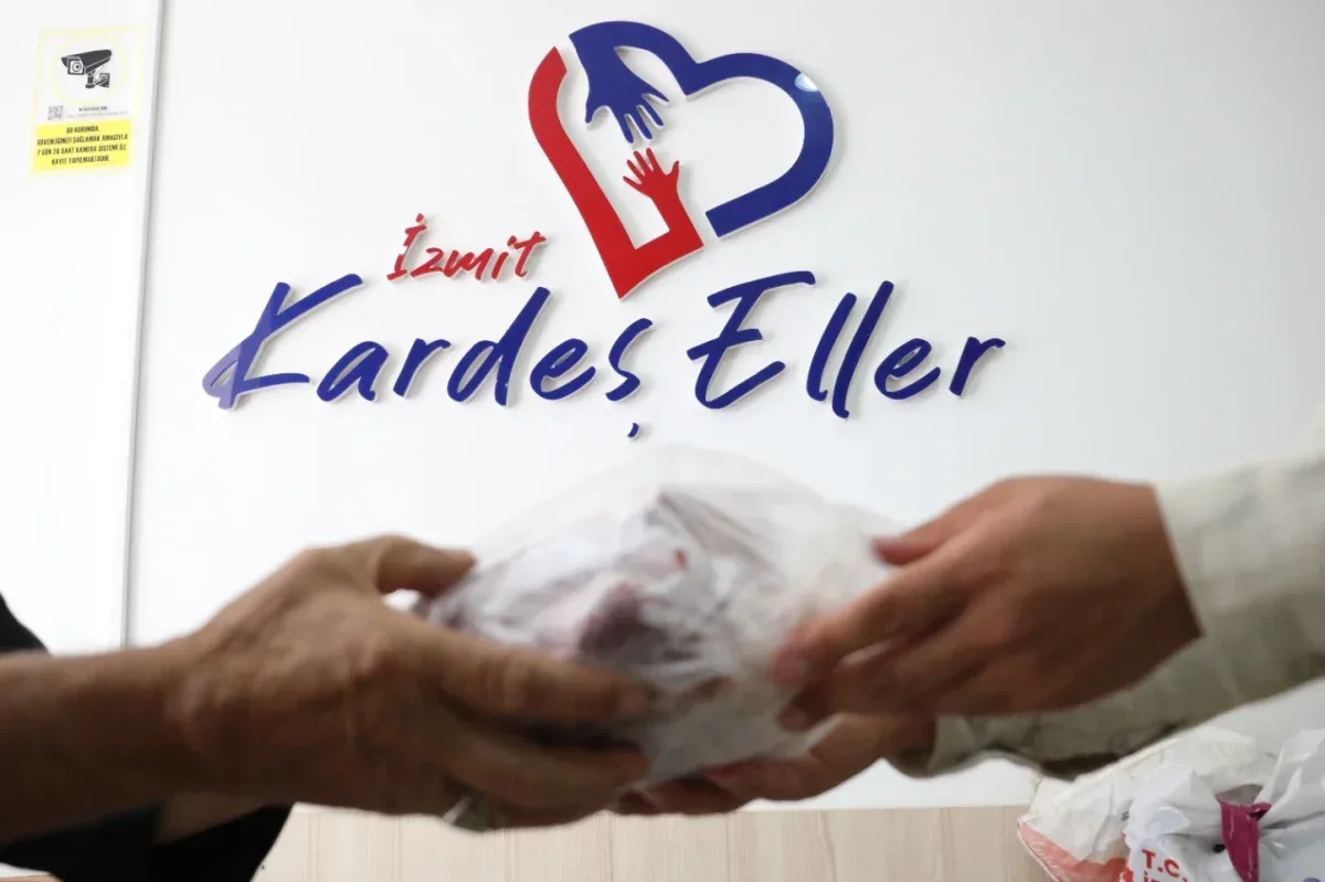 İzmit Belediyesi, Kardeş Eller Mağazası’nda gıda ürünlerinin çöpe atıldığı yönündeki