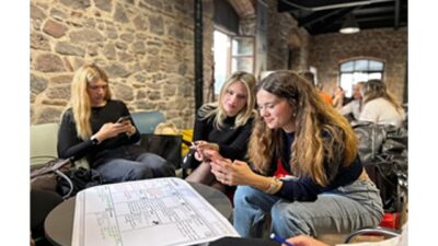 İzmirli kadınlar, İzmir Büyükşehir Belediyesi Dijital Gençlik Merkezi'nde düzenlenen üç