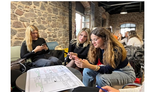 İzmirli kadınlar, İzmir Büyükşehir Belediyesi Dijital Gençlik Merkezi'nde düzenlenen üç