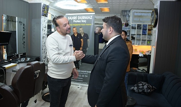 Başkan Çırpanoğlu ilçe merkezindeki Mehmet Akif Ersoy Caddesi’nde gerçekleştirdiği ziyaretlerde