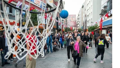 Karşıyaka Belediyesi, Hergele Meydanı’na basketbol potası kurarak vatandaşları spora ve
