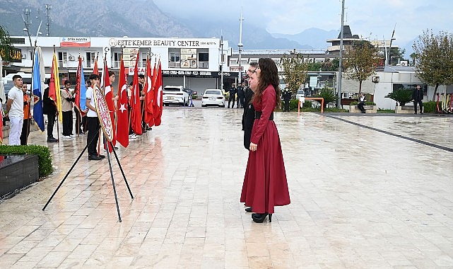 Kemer Cumhuriyet Meydanı’nda düzenlenen törene, Kemer Belediye Başkanı Necati Topaloğlu,