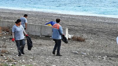 Kemer Belediyesi, “Daha Temiz Bir Kemer” sloganıyla Çamyuva Sahilinde temizlik