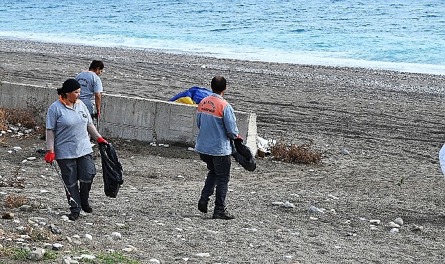 Kemer Belediyesi, “Daha Temiz Bir Kemer” sloganıyla Çamyuva Sahilinde temizlik