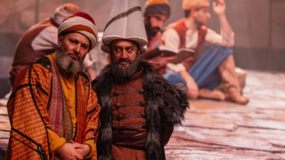 Kocaeli Şehir Tiyatroları, SDKM’de dünya prömiyerini gerçekleştirdi. “Sinan” adlı oyun,